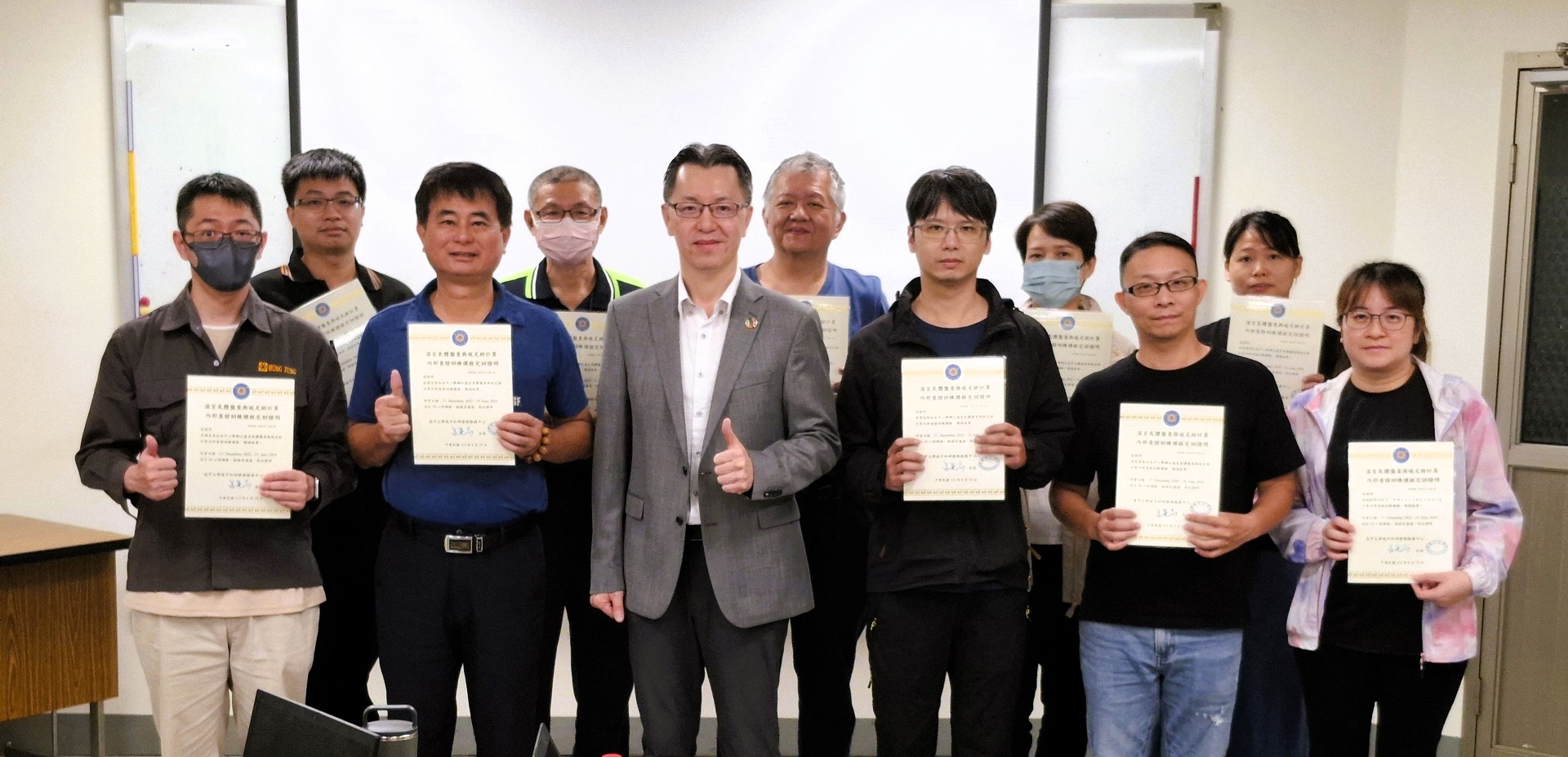 协易机械总经理颁发「温室气体盘查与碳足迹计算 内部查证训练课程结业证书」给与十家供货商代表 协易机械总经理颁发「温室气体盘查与碳足迹计算 内部查证训练课程结业证书」给与十家供货商代表