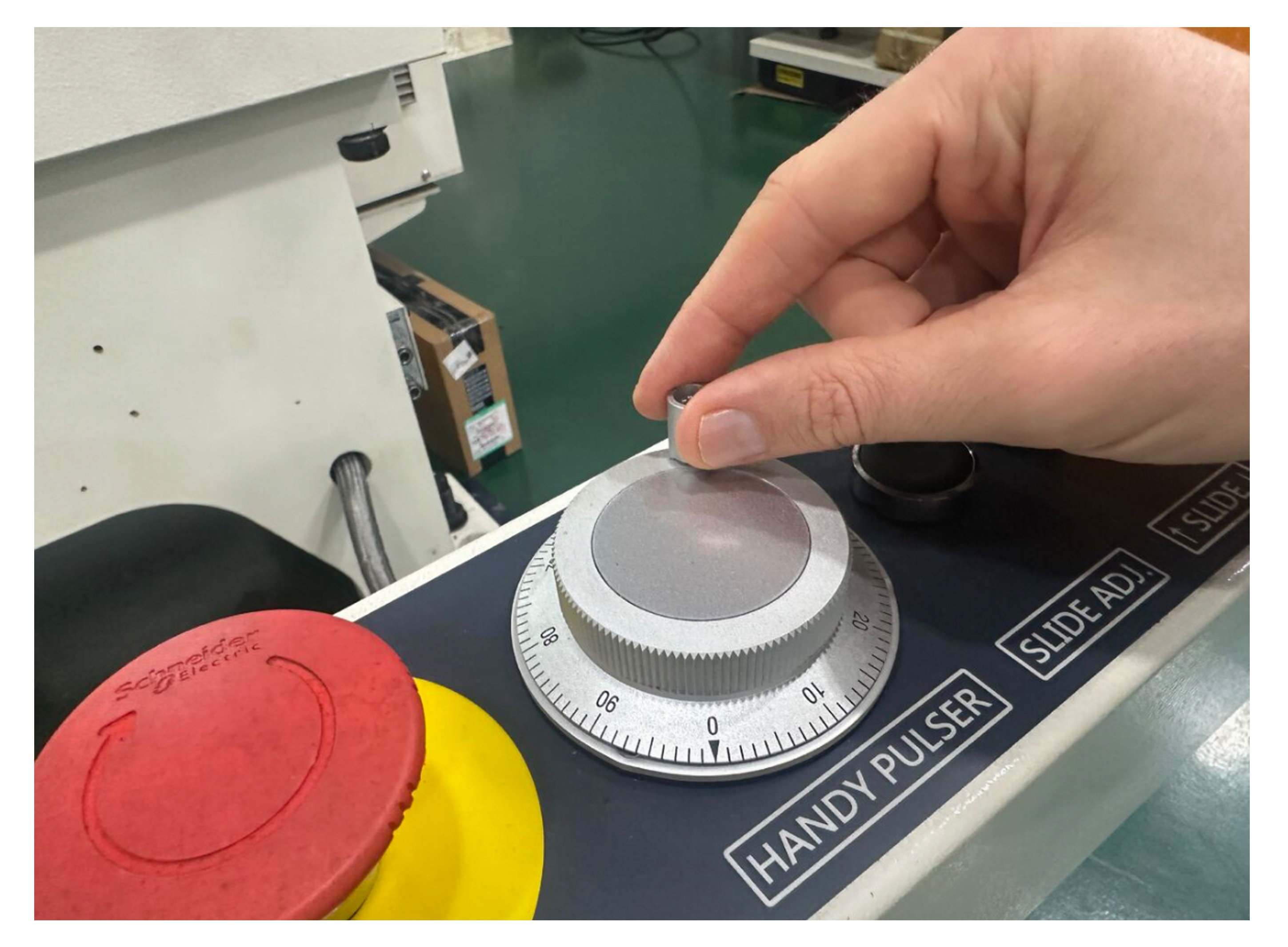 透过操作手轮精准控制冲头位置